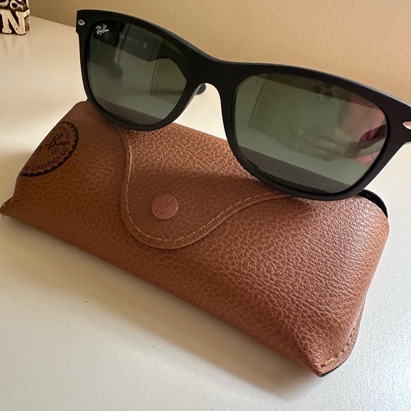 Ray-Ban Black Wayfarer Classic Sunglasses